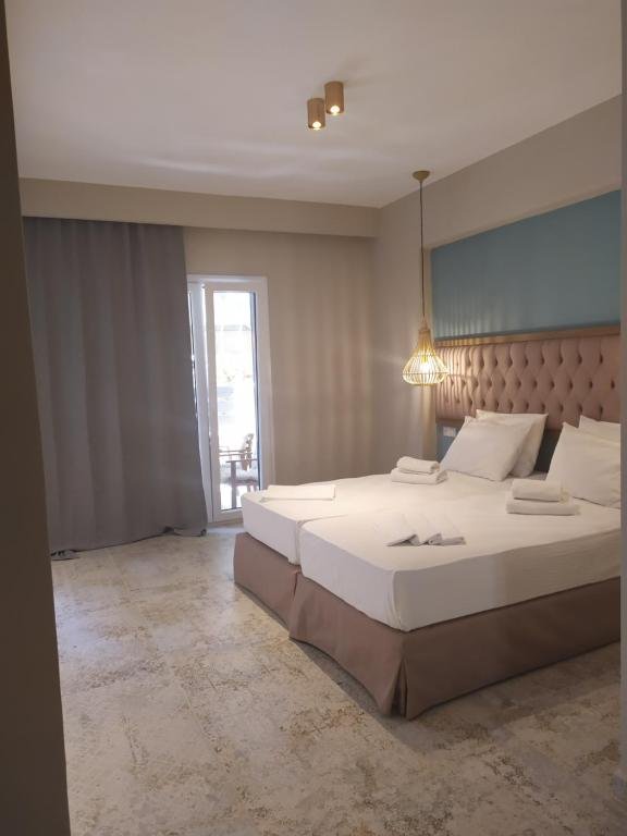 8 Luxury Quadruple Room 10