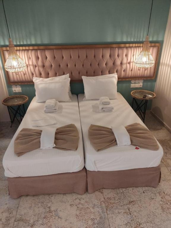 8 Luxury Quadruple Room 21